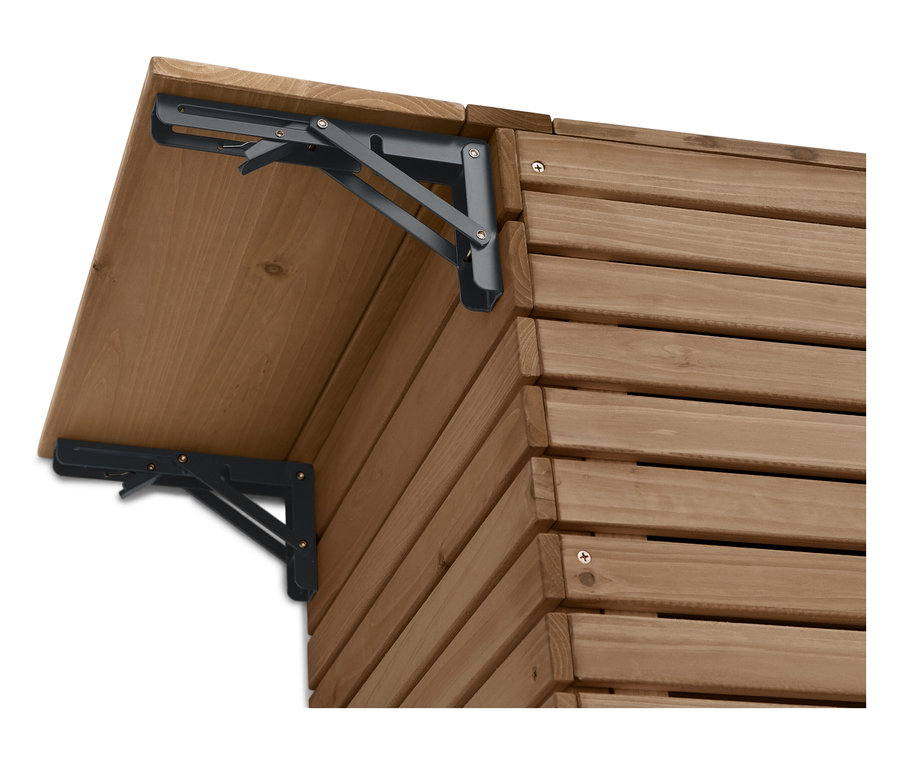 Nahaufnahme einer Holzhütte mit schwarzen klappbaren Tischhalterungen.