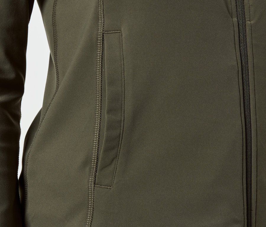 Nahaufnahme einer olivgrünen Jacke mit Reißverschluss und Seitentasche.