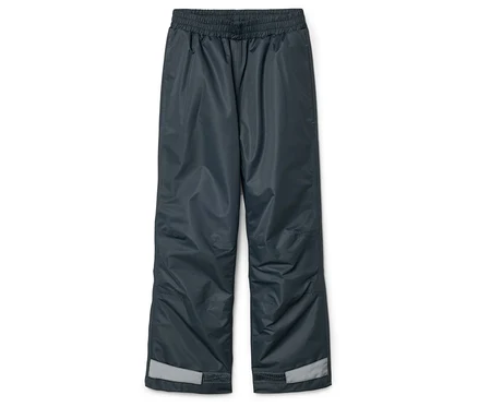 Eine graue Regenhose mit Gummibund und Reflektoren an den Beinenden liegt auf einem weißen Hintergrund.
