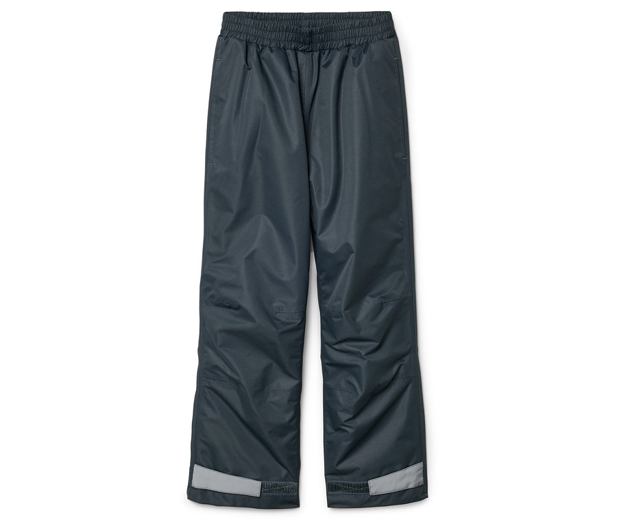 Eine graue Regenhose mit Gummibund und Reflektoren an den Beinenden liegt auf einem weißen Hintergrund.