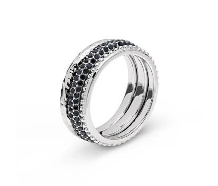 Detailaufnahme eines silbernen Rings mit schwarzen Steinen.