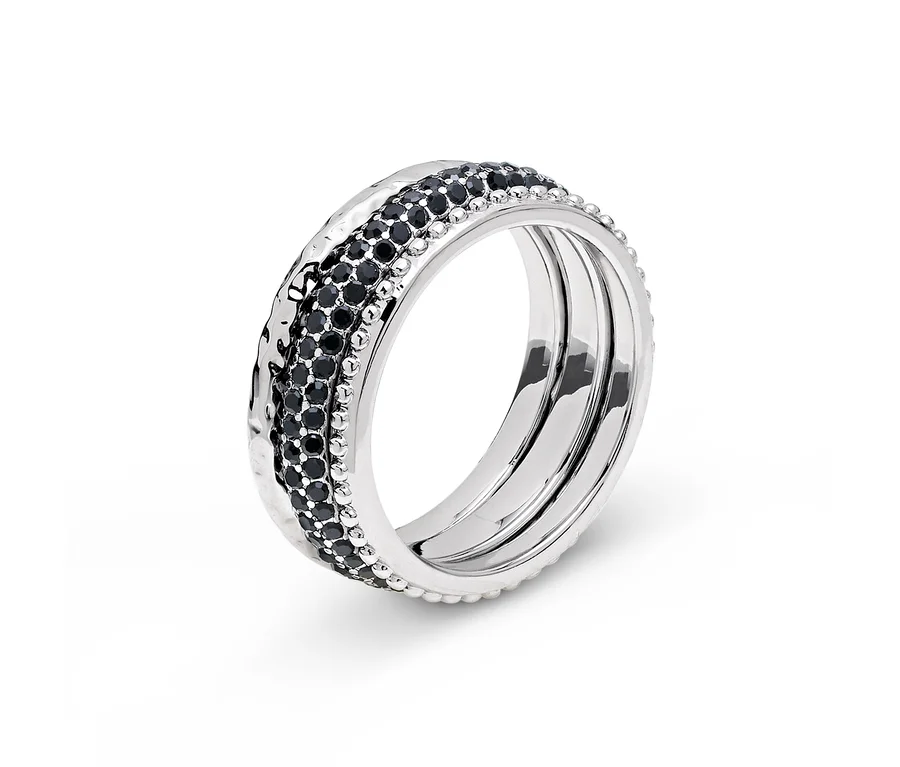 Detailaufnahme eines silbernen Rings mit schwarzen Steinen.