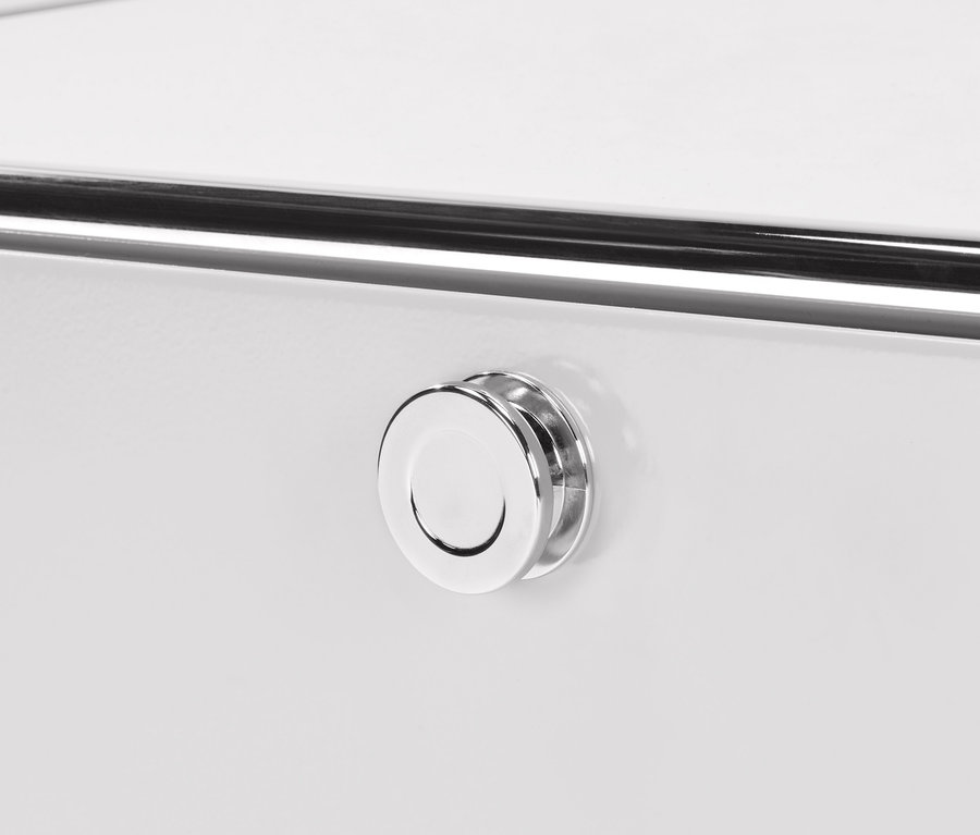 Detail eines weißen Lowboards Metall »CN3« mit Schubladen, mit verchromtem Griff und Bügel.