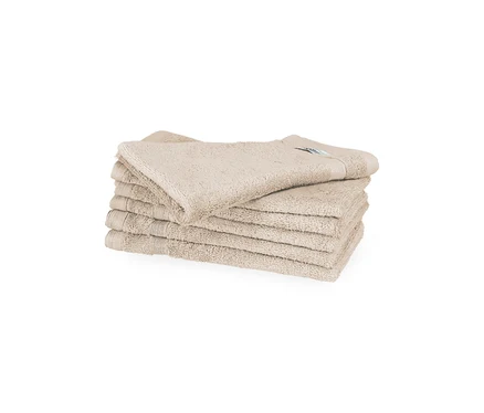 Stapel von sechs sandfarbenen Gästehandtüchern der SCHÖNER WOHNEN-Kollektion »Cuddly«, ordentlich gefaltet, eines liegt leicht schräg obenauf.