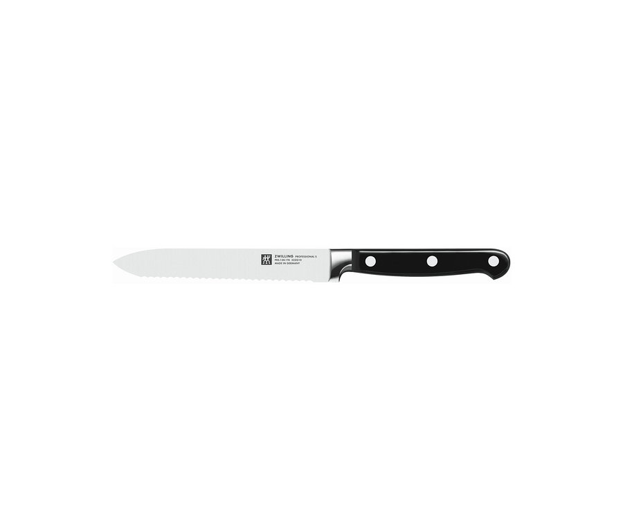 Ein ZWILLING Professional S Messer mit gezackter Klinge und schwarzem Griff.