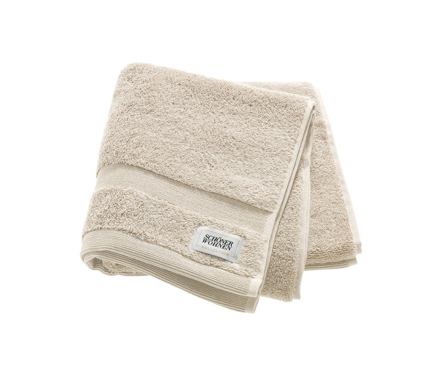 Gefaltetes sandfarbenes Handtuch der SCHÖNER WOHNEN-Kollektion "Cuddly" mit sichtbarem Markenetikett.