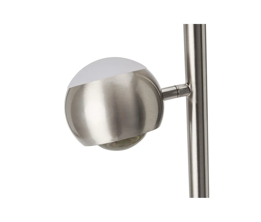 Nahaufnahme eines modernen Lampenkopfes mit gebürstetem silbernem Metallsockel und weißer, durchscheinender Oberseite, befestigt an einer vertikalen Metallstange.