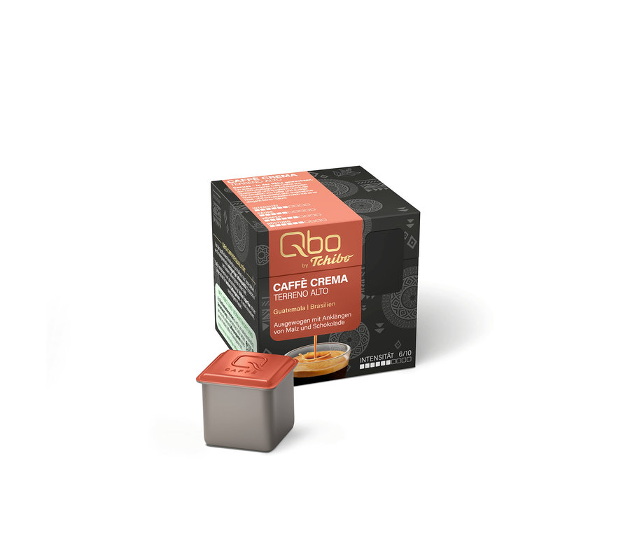 Eine dunkelgraue Qbo Caffè TERRENO ALTO Kapselpackung mit orangefarbenem Band und eine einzelne, graue Kapsel mit orangefarbenem Deckel. Auf der Packung ist Kaffee abgebildet, der aus einer Kapsel in eine Schale fließt.