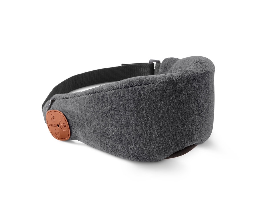 Eine graue Schlafmaske mit Bluetooth®-Kopfhörern auf einem weißen Hintergrund.
