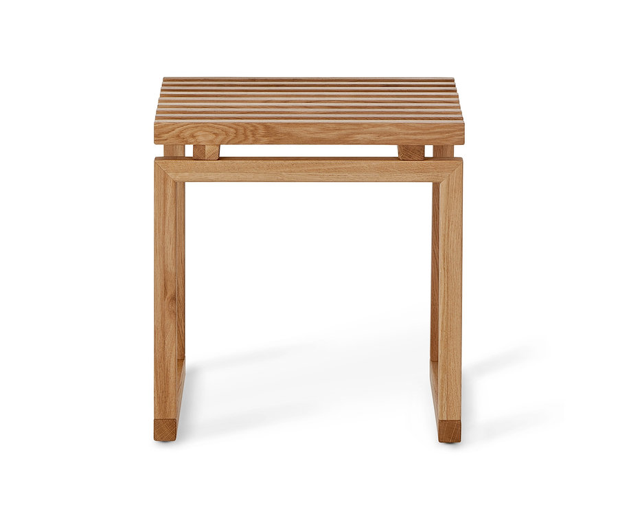 Ein Hocker aus Holz mit einer Sitzfläche aus Lamellen.