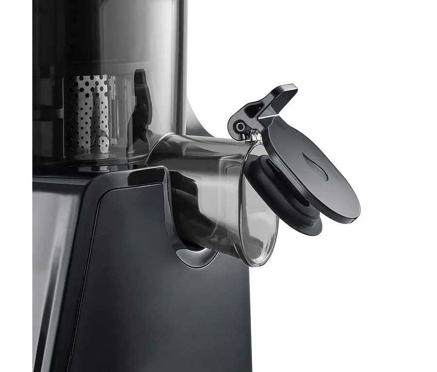 Nahaufnahme eines CASO Juice Fit Entsafters in Dunkelgrau mit transparenten Teilen und offenem Saftauslauf.