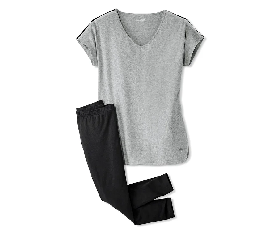 Grauer Pyjama mit schwarzen Leggings.
