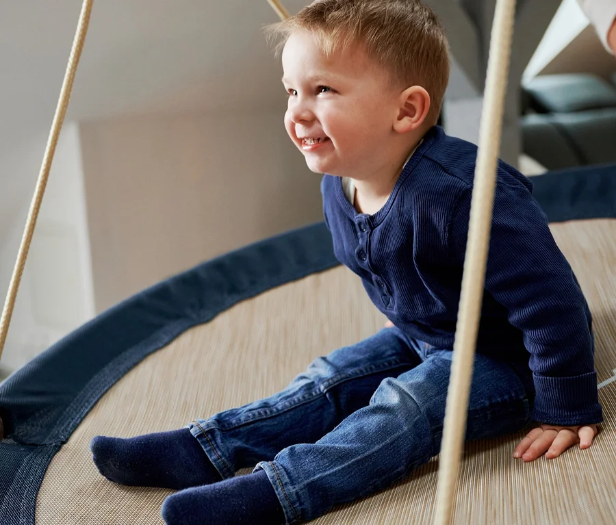 Ein Junge sitzt auf einer HUDORA Nestschaukel »Lounge«, midnight.