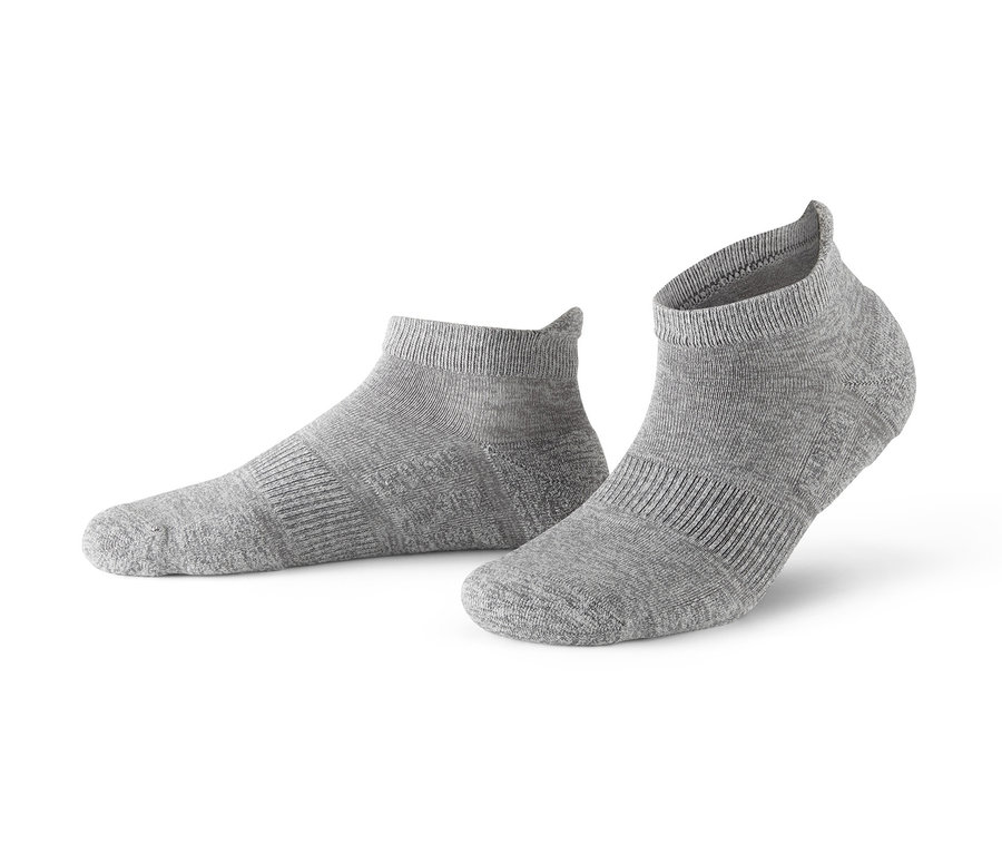 Zwei Paar graue Laufsocken.