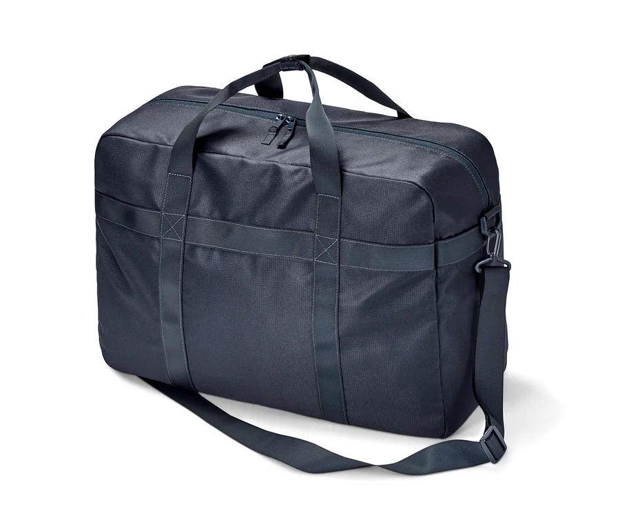 Eine dunkelblaue Weekender Reisetasche.