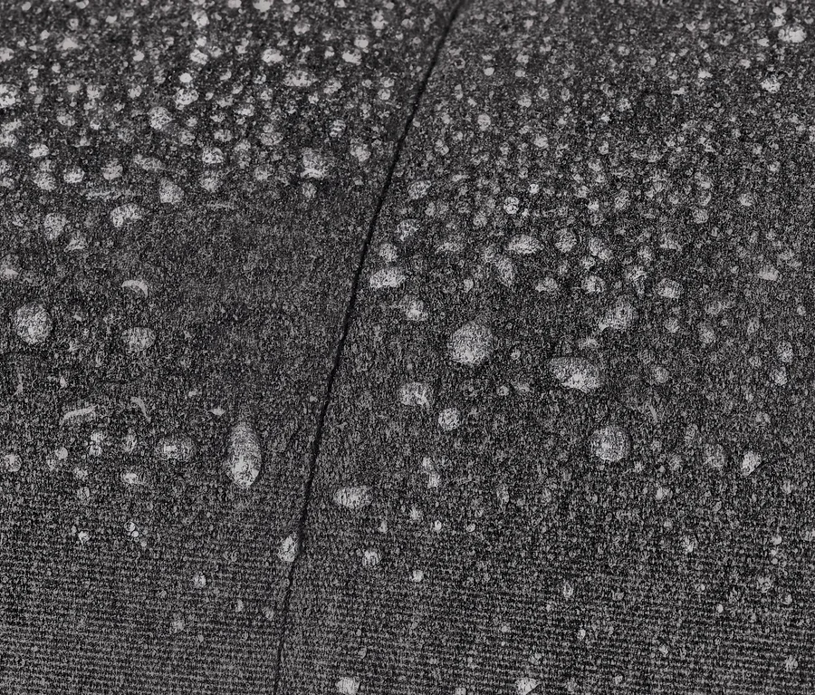 Detailaufnahme des anthrazitfarbenen Sunbrella®-Premium-Doppelliege-Stoffs mit Wassertropfen.