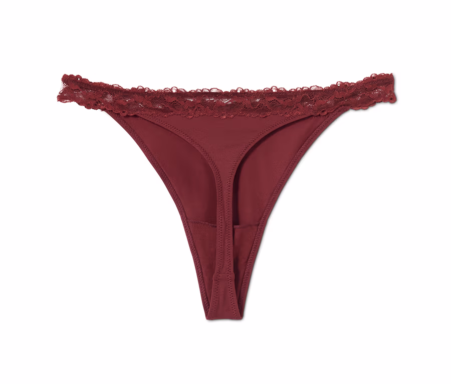 Burgunderroter String mit Spitze.