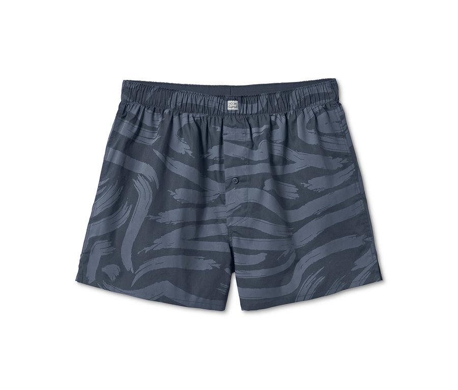Eine blaue Webboxershorts mit Alloverprint.