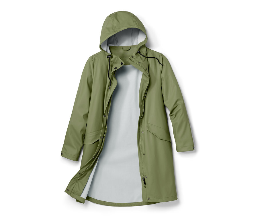 Ein geöffneter, grüner Regenparka »Friesennerz« liegt auf einem weißen Hintergrund.