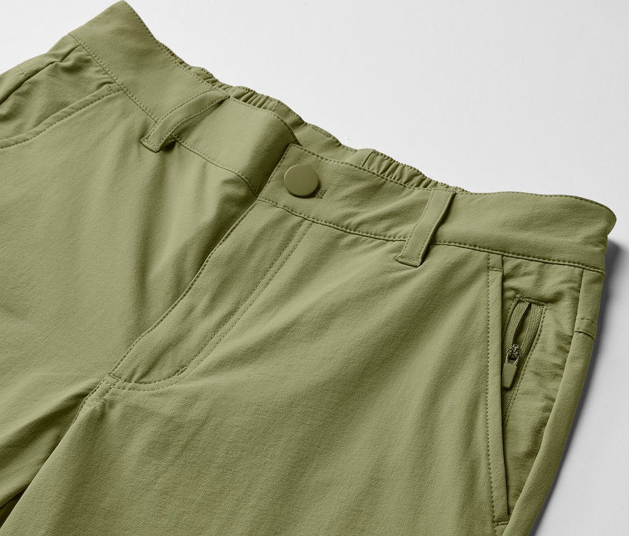 Detail einer khaki Softshellhose.