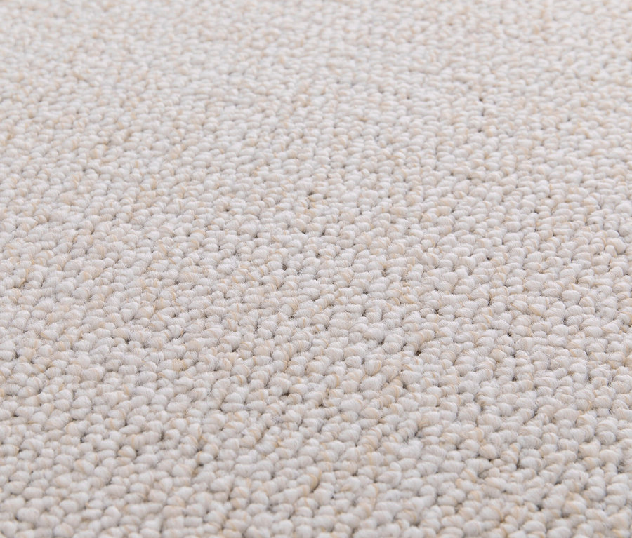Nahaufnahme eines cremefarbenen Teppichs der Modelle »Daisy« in ca. 200 x 290 cm und ca. 160 x 230 cm.
