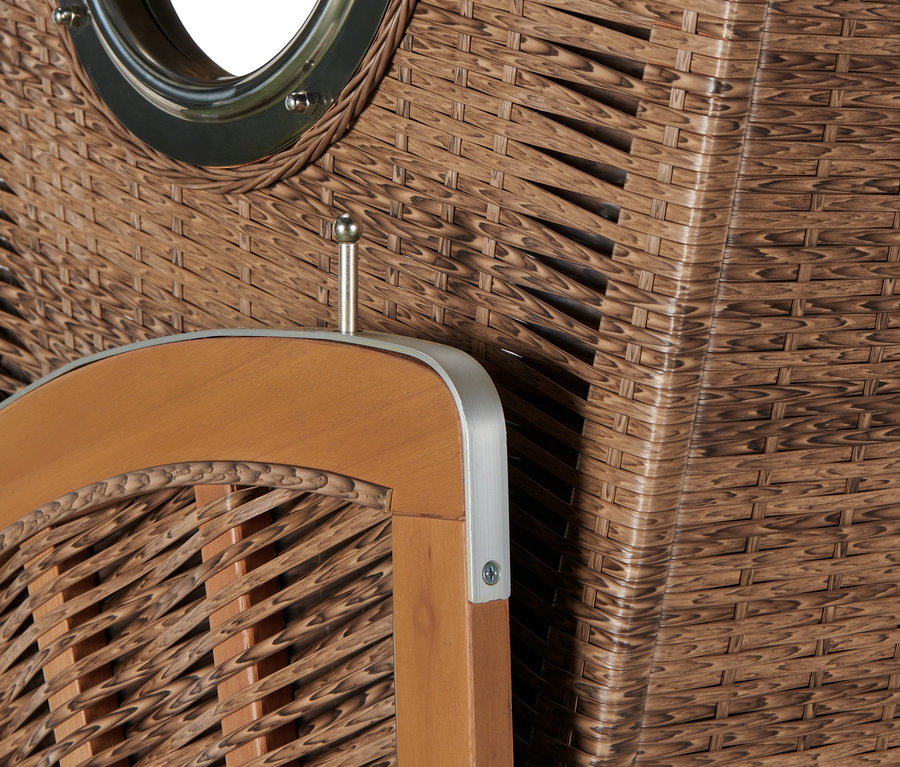 Detailansicht eines Premium-Strandkorbs XL mit Ausklapptisch, der das Rattandesign und die Holzdetails zeigt.