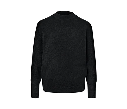 Schwarzer Feinstrickpullover.
