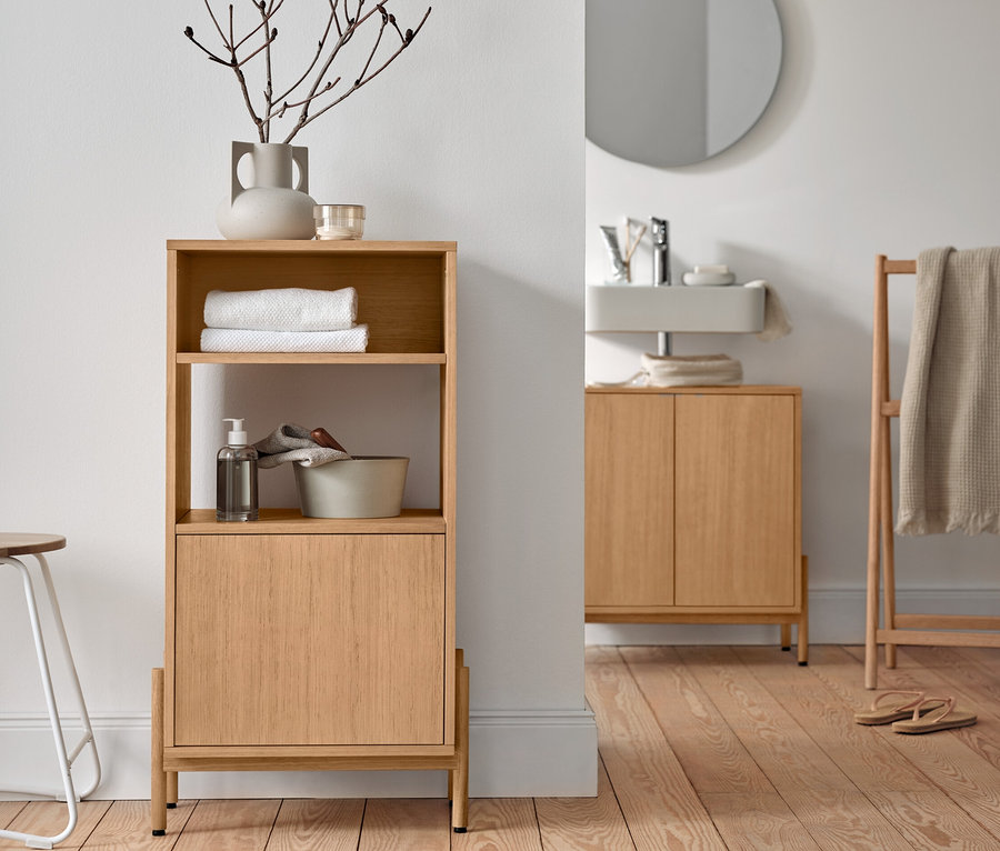 Badschrank mit Holzfurnier, Spiegel »Ameca«, Waschbeckenunterschrank und Handtuchständer aus Massivholz im Badezimmer.