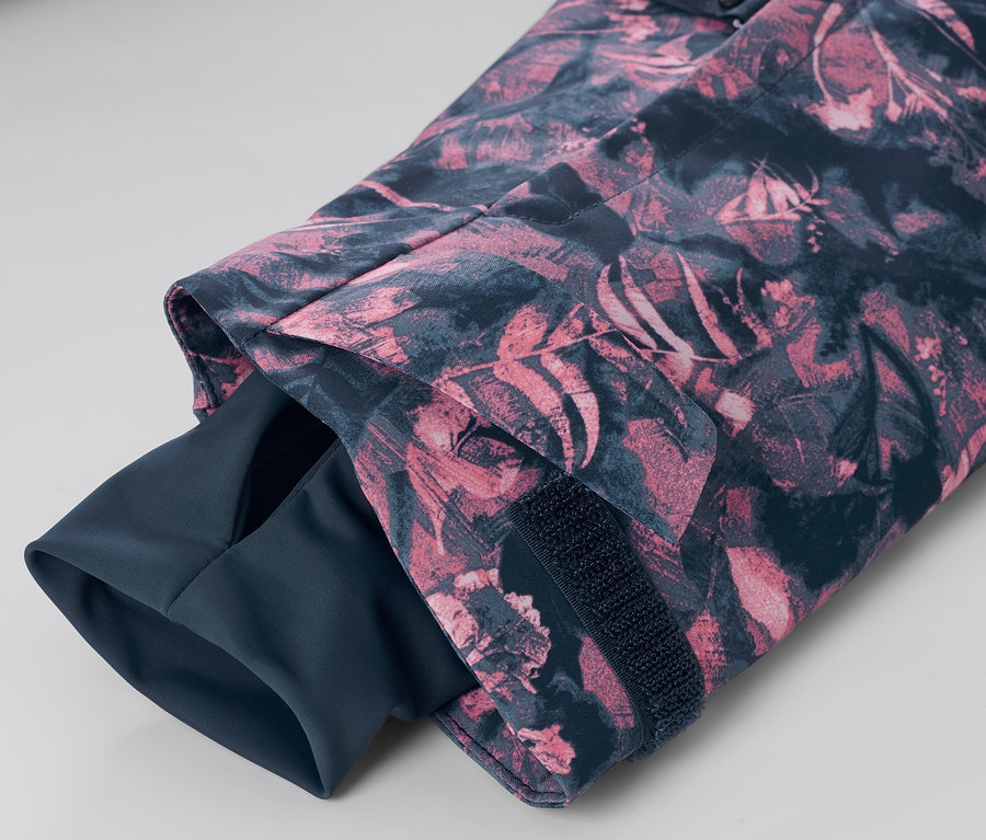 Detail eines Ärmels der Halfzip-Skijacke mit Alloverprint.