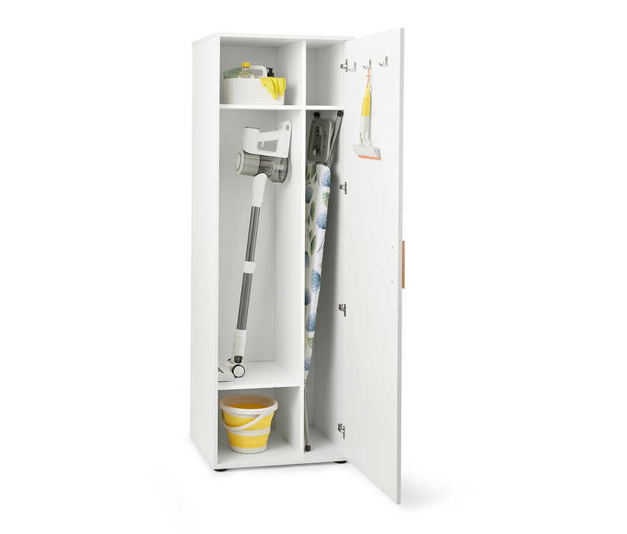 Offener Universalschrank mit Reinigungsmitteln.