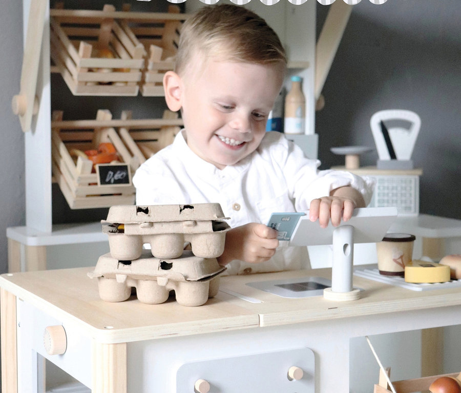 Ein Junge spielt mit dem small foot Kaufladen und Kinderküche »fresh«.