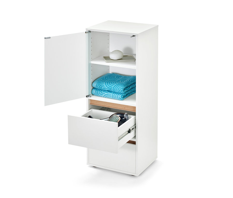 Offenes Sideboard, Bad mit Handtüchern und Zubehör.