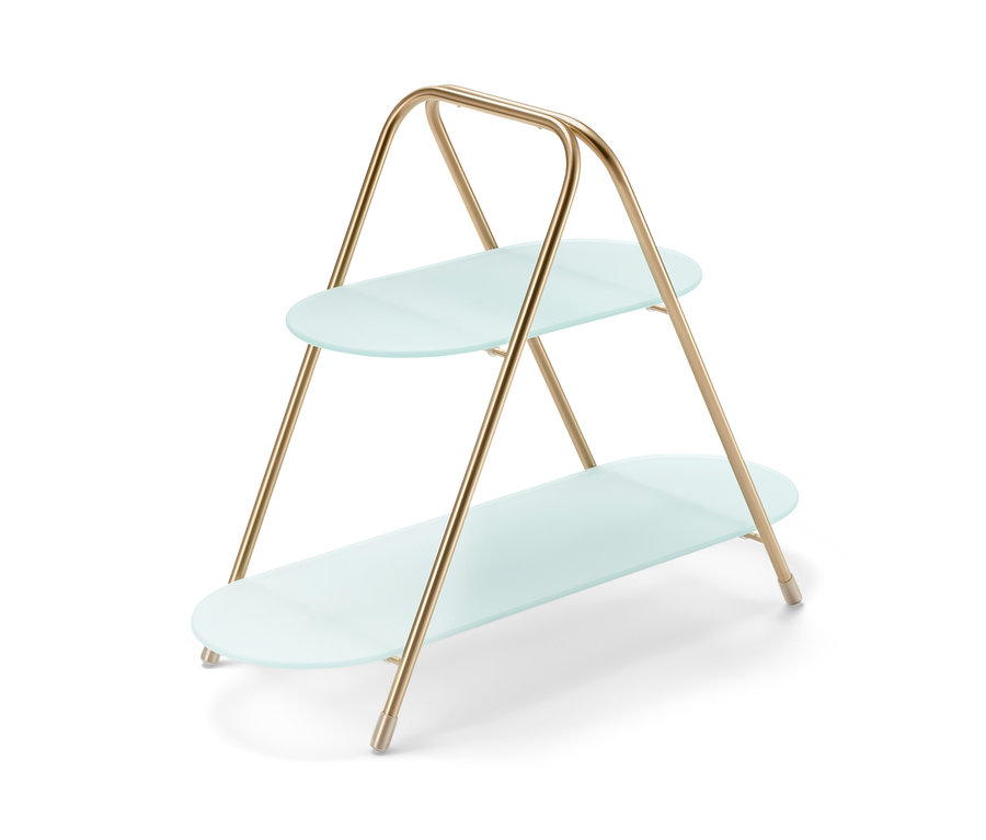 Eine zweistöckige Etagere mit goldenem Rahmen und Glasböden.