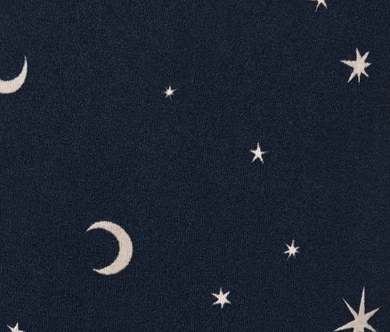 Nahaufnahme der kuscheligen Leggings mit Stern- und Mondmuster.