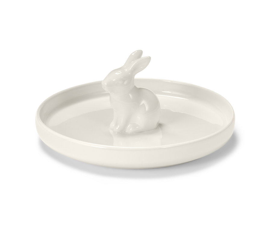 Weißer Teller mit Osterhase in der Mitte.