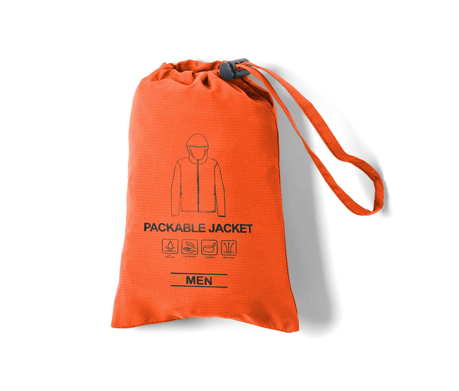Orangefarbener Packsack mit Aufdruck der leichten Funktionsjacke »packable«.