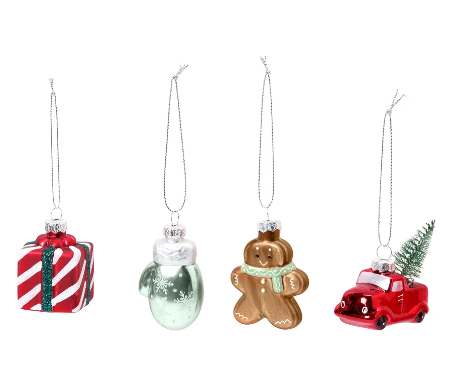 Vier Weihnachtskugeln, von links nach rechts: rotes Geschenk mit weißen Streifen, grüner Handschuh mit Schneeflocken, Lebkuchenmann mit grünem Schal, rotes Auto mit Weihnachtsbaum.