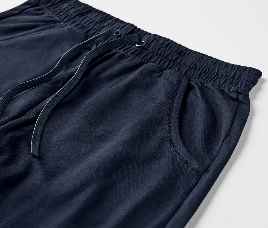 Detailansicht einer dunkelblauen 3/4-Sweathose mit elastischem Bund und Kordelzug.