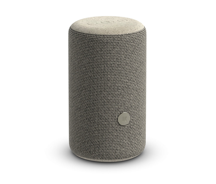 Ein grauer Kreafunk Care Bluetooth®-Lautsprecher »aCAPPELLA« auf weißem Hintergrund.