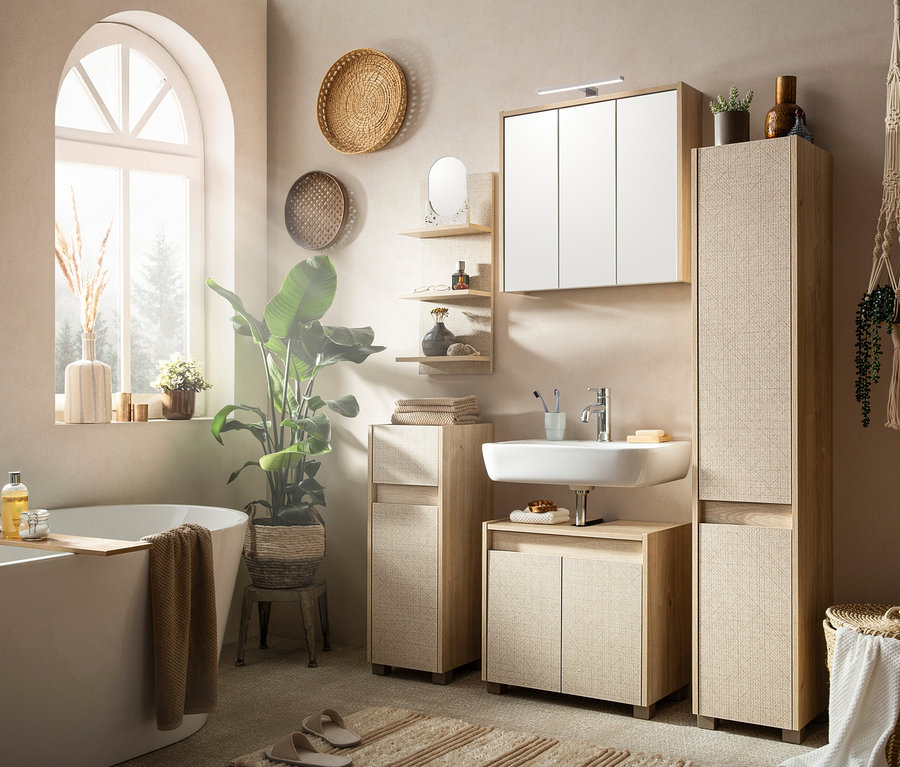 Badezimmer mit Schränken, Waschbecken und Dekorationen.
