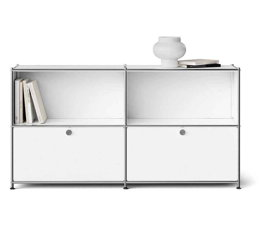 Weißes Regal mit vier Fächern, Büchern und einer Vase.