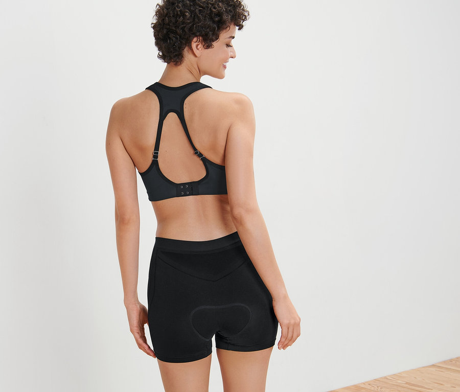 Frau trägt einen Sport-BH und eine Radunterhose.