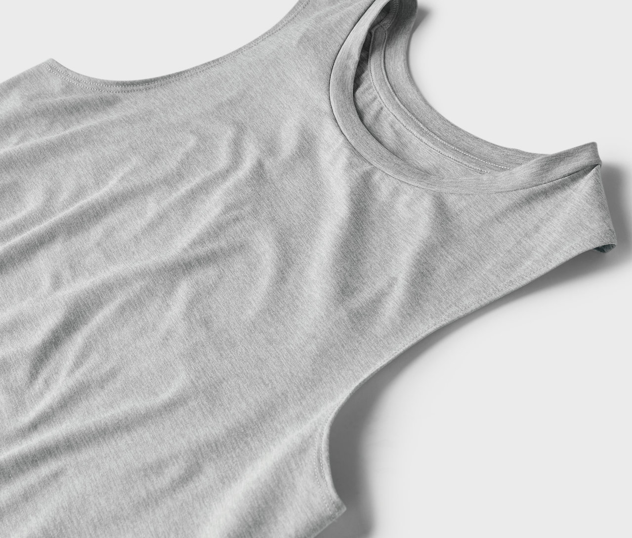 Detailaufnahme eines grauen Tanktops.