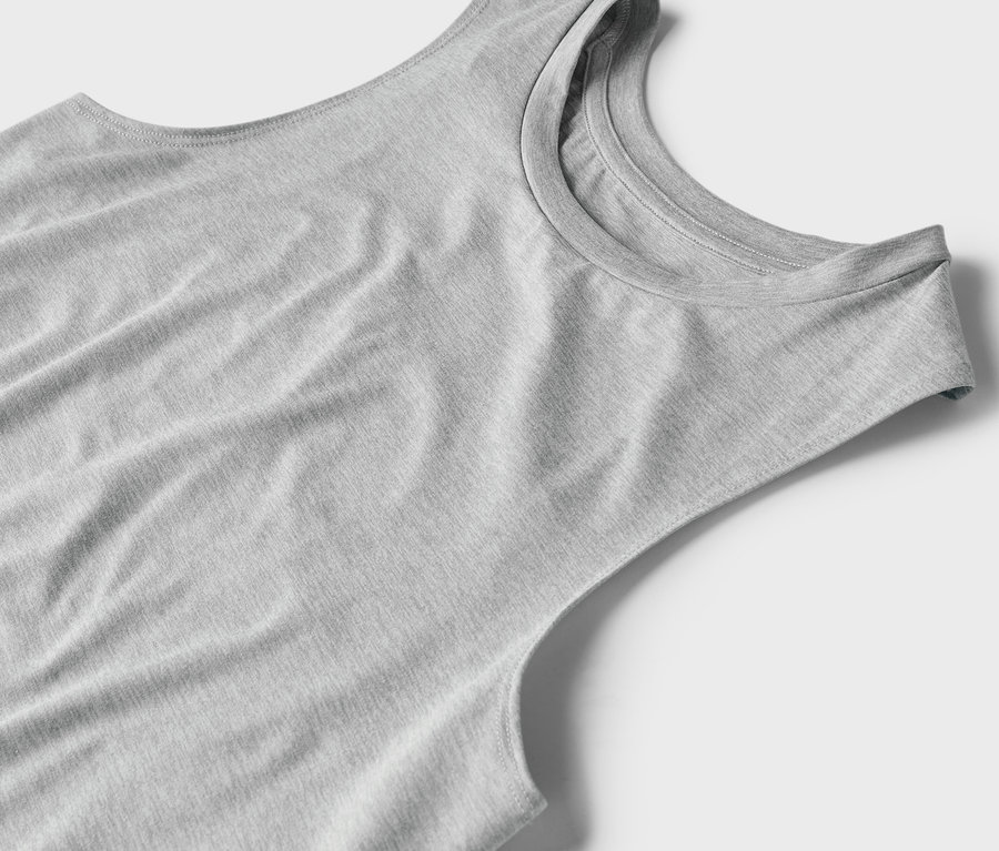 Detailaufnahme eines grauen Tanktops.