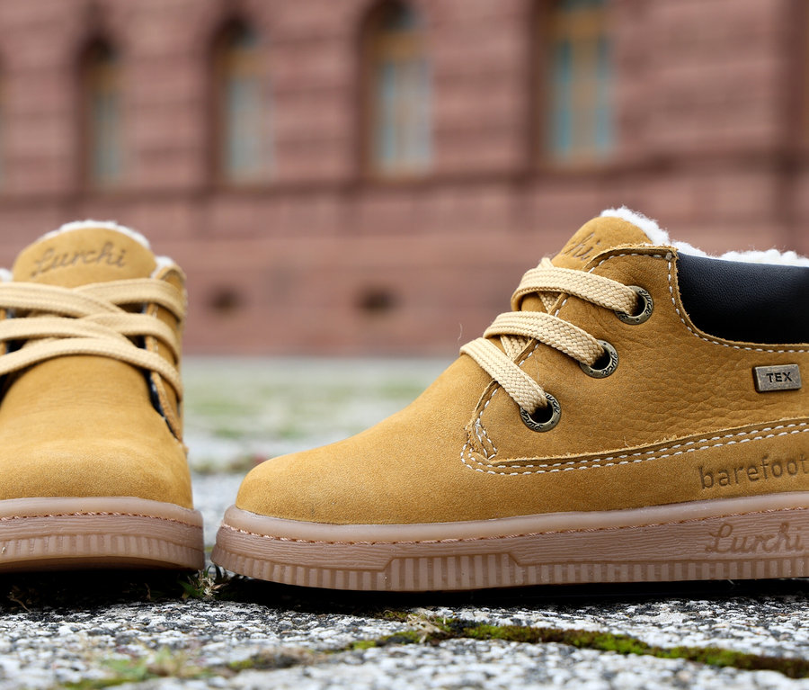 Zwei braune LURCHI »Fleximo Barefoot-TEX« Schuhe auf dem Boden.