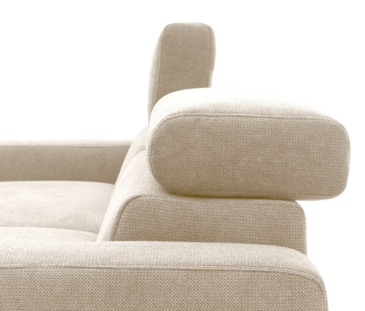 Detailansicht einer Ecke des cremefarbenen DOMO Eck-Schlafsofas mit Hocker, rechtsbündig.