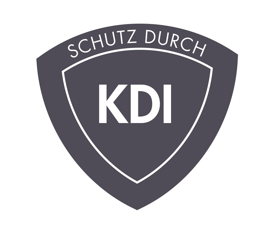 KDI "SCHUTZ DURCH" Logo auf dunkelgrauem Schild.