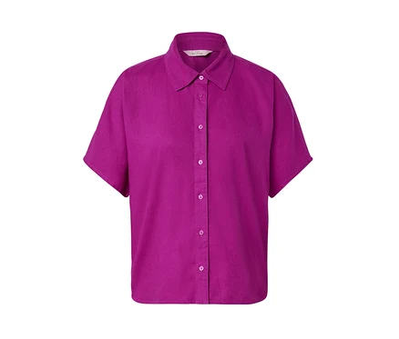 Eine fuchsiafarbene Leinenbluse mit kurzen Ärmeln und Knöpfen.