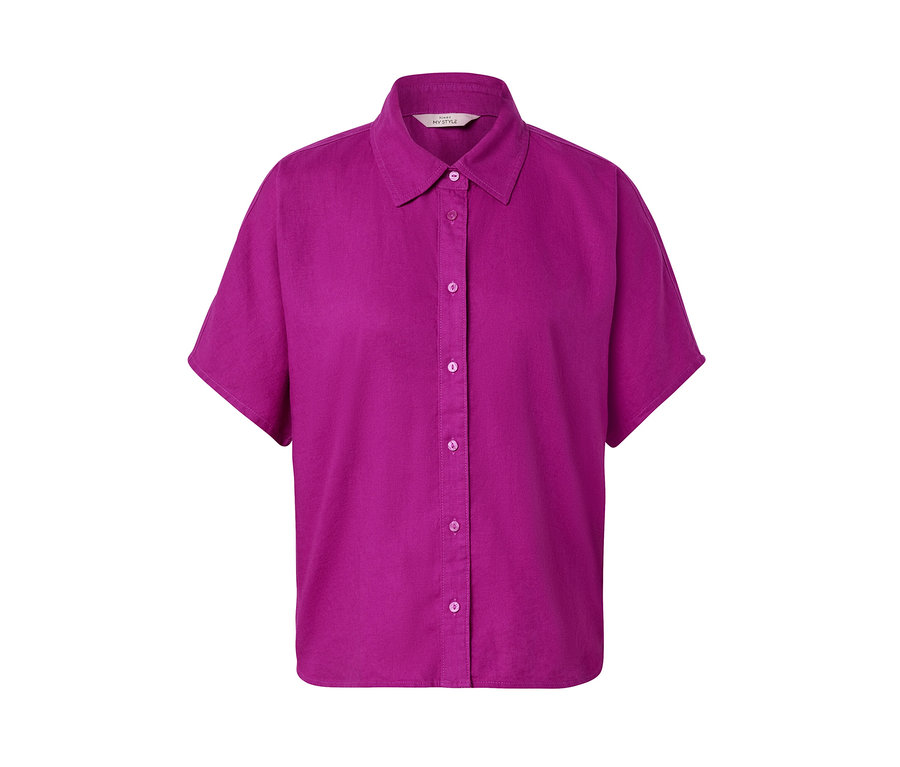 Eine fuchsiafarbene Leinenbluse mit kurzen Ärmeln und Knöpfen.