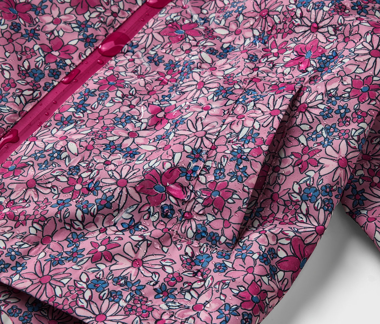 Detailaufnahme einer Kinder-Thermo-Regenjacke mit Blumenmuster.